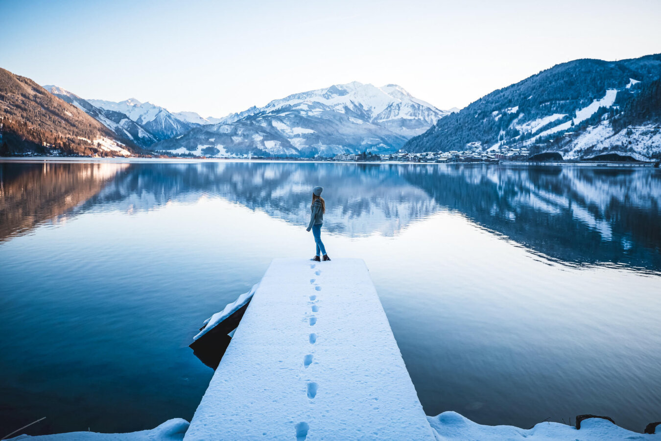 Frau auf Steg am Zeller See im Winter