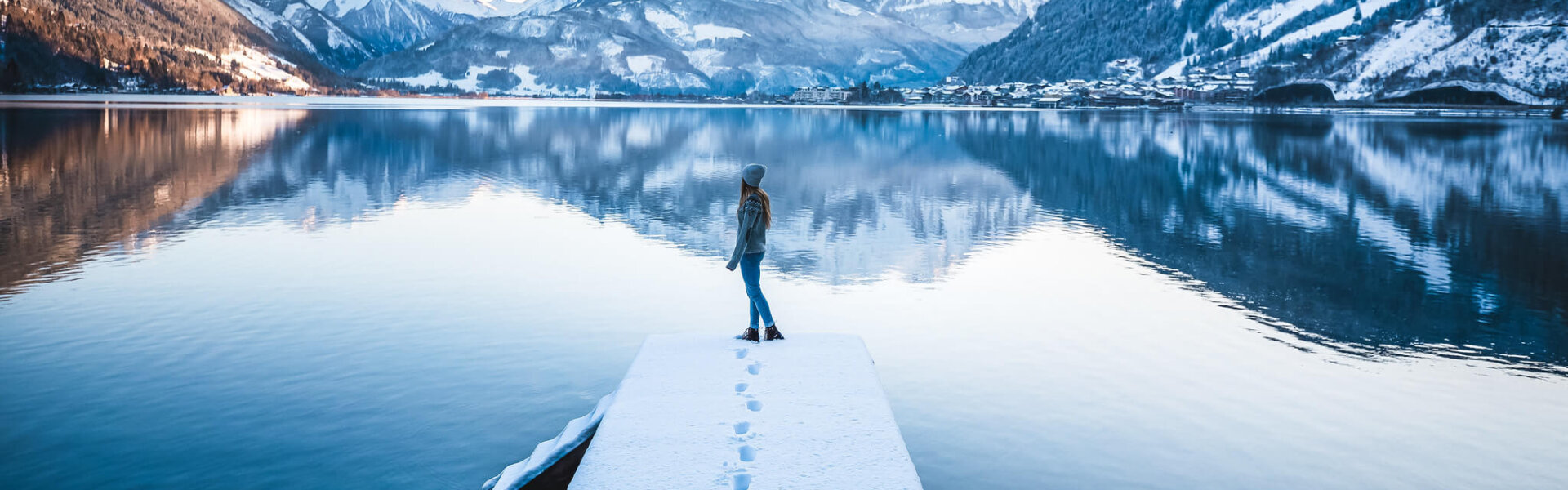 Frau auf Steg am Zeller See im Winter