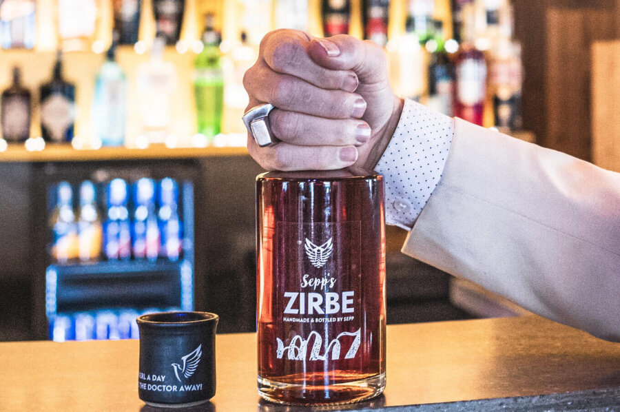 Sepps Zirbe an der Freiflug Bar im Hotel Falkenstein in Kaprun