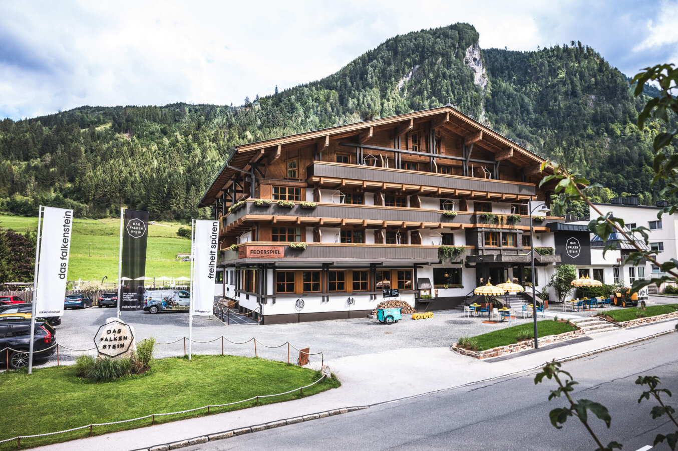 Das Hotel Falkenstein inklusive Eingangsbereich