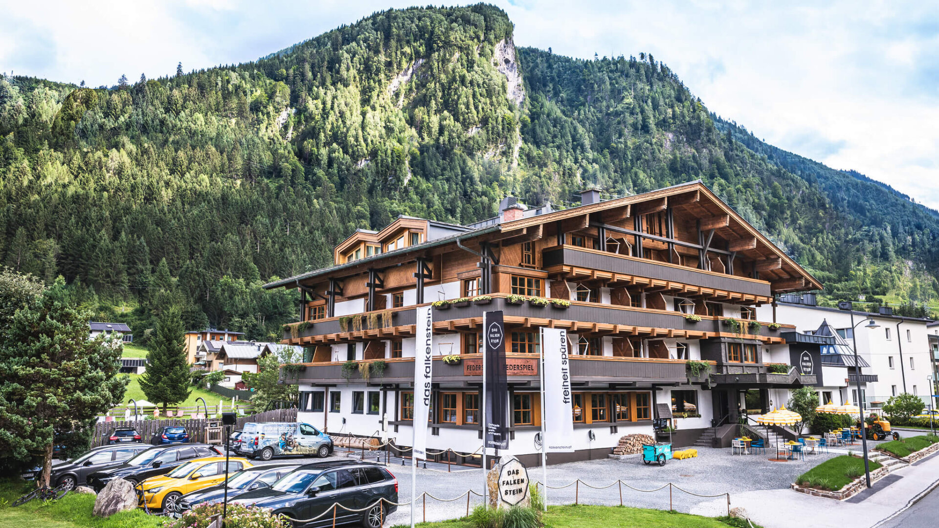 Das Hotel Falkenstein inklusive Eingangsbereich und großzügigem Parkplatz