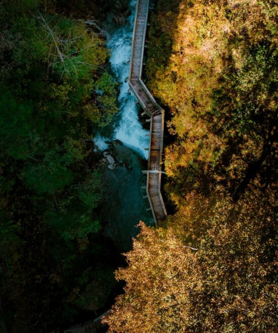 Die Siegmund-Thun-Klamm von oben mit herbstlich bunt gefärbten Laubwäldern