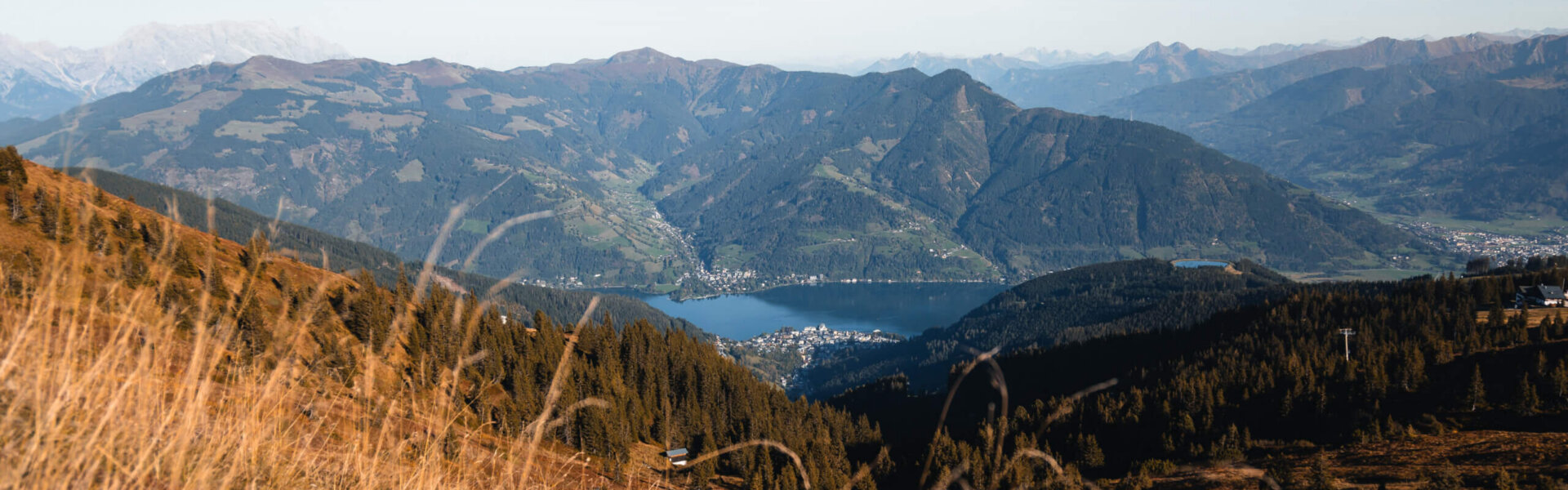 Herbsaufnahme von einer Wiese auf der Schmittenhöhe hinunter auf den Zellersee